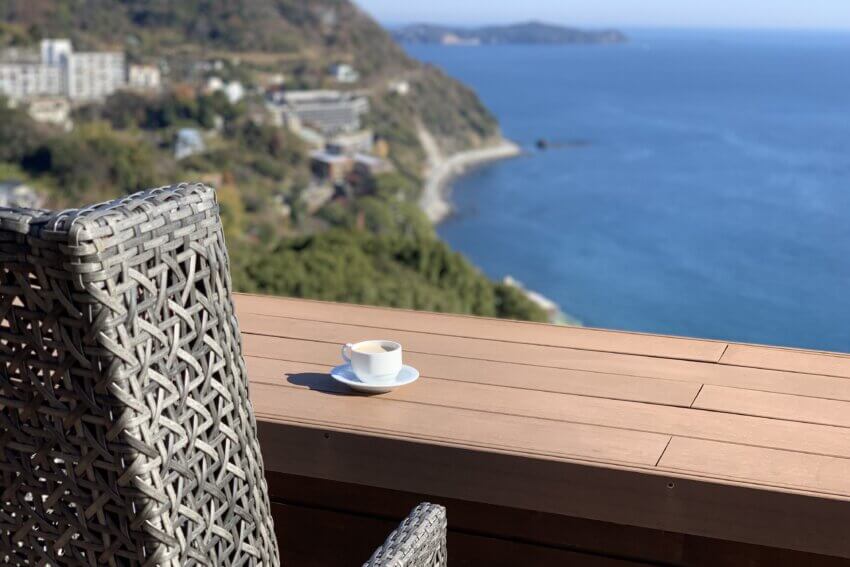 熱海の高級旅館「せかいえ」の屋上で飲むコーヒー