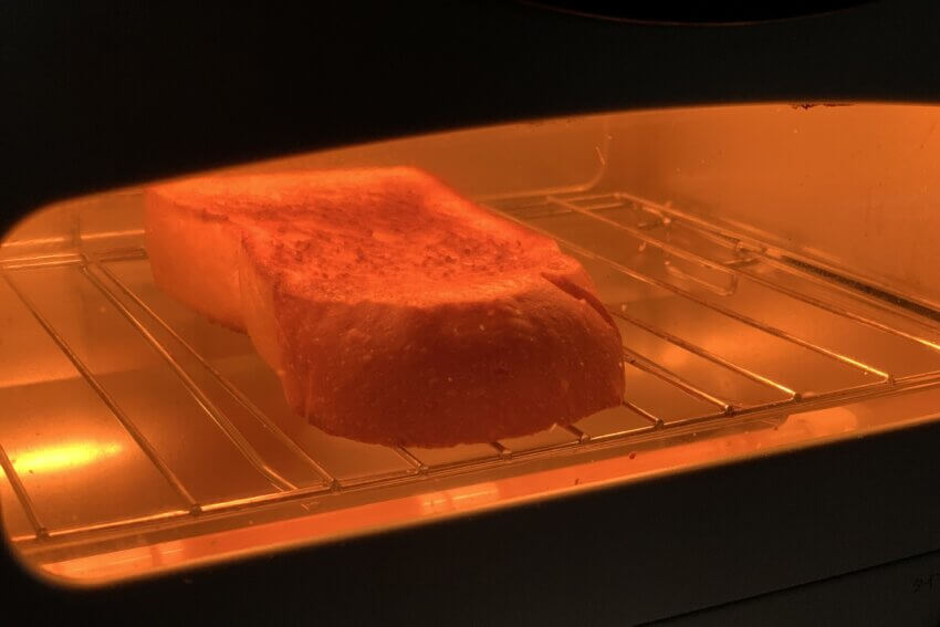 アラジンのグラファイトトースターでパンを焼いている