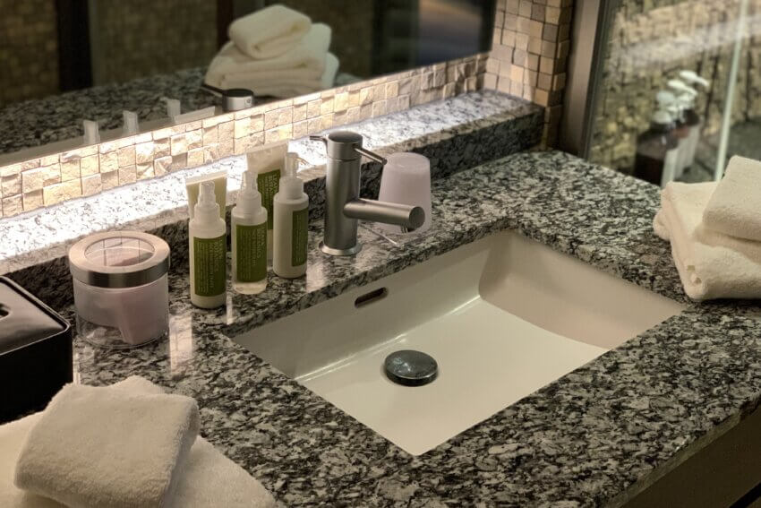 熱海の高級旅館「せかいえ」の洗面所