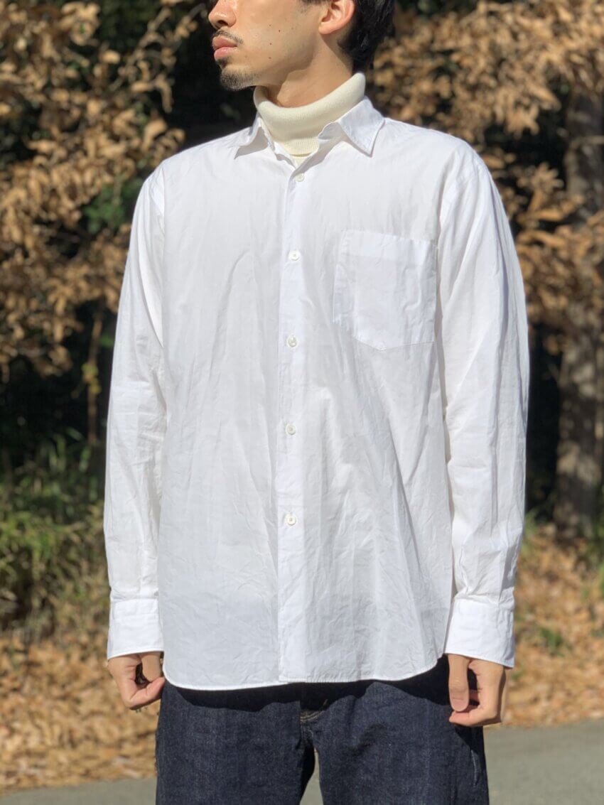 ユニクロのカシミヤタートルネックセーター（長袖）_レディースをシャツの下に着た時のサイズ感_シルエット (7)