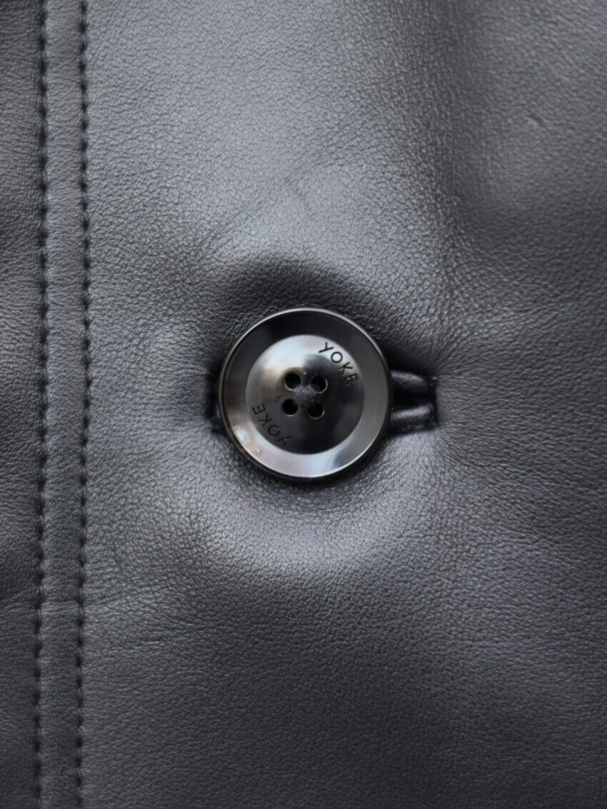 ヨークのカットオフレザーカーコートのボタン