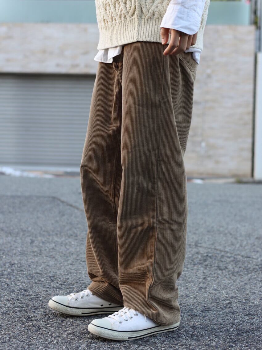 オーラリーのコーデュロイパンツ、コンバースのオールスターのメンズコーデ