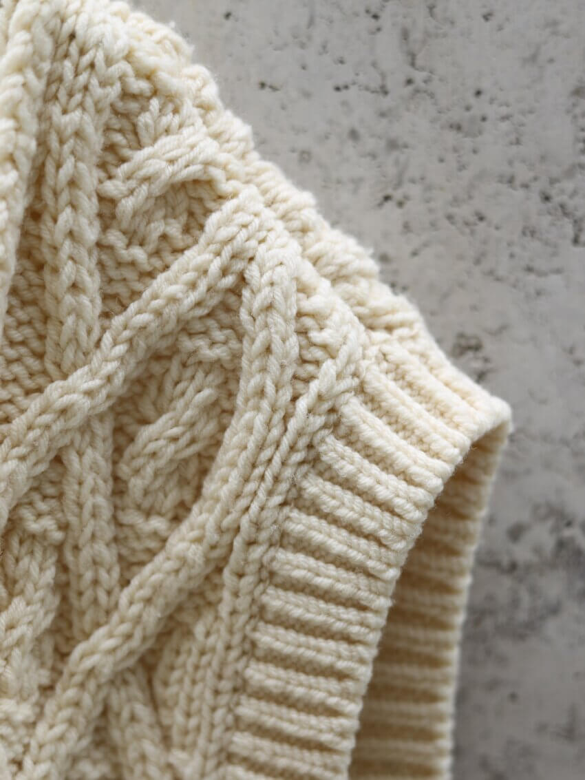 オーラリーのアランニットベスト