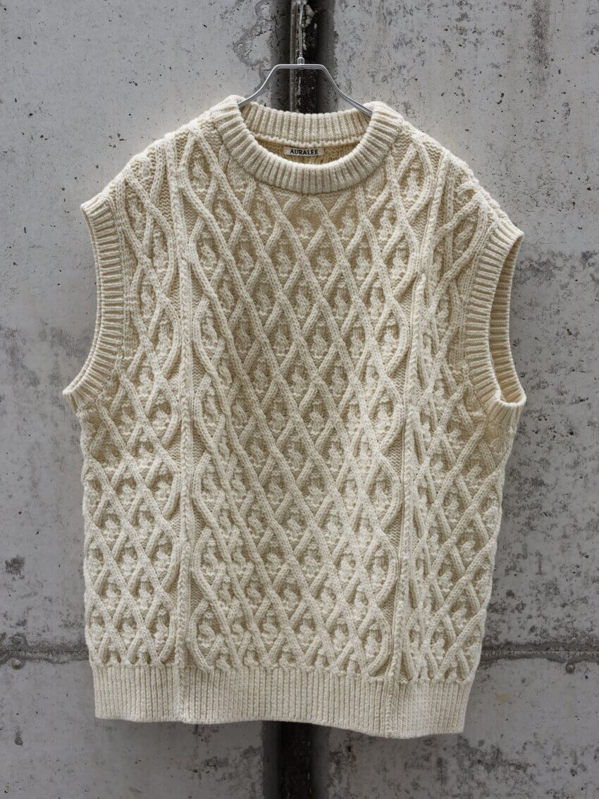 オーラリーのアランニットベスト