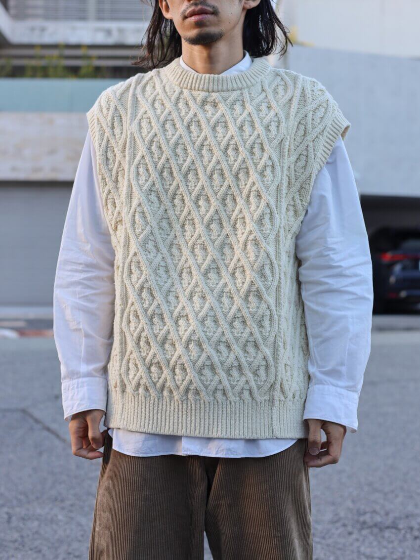 オーラリーのニットベスト、コモリのシャツのメンズコーデ