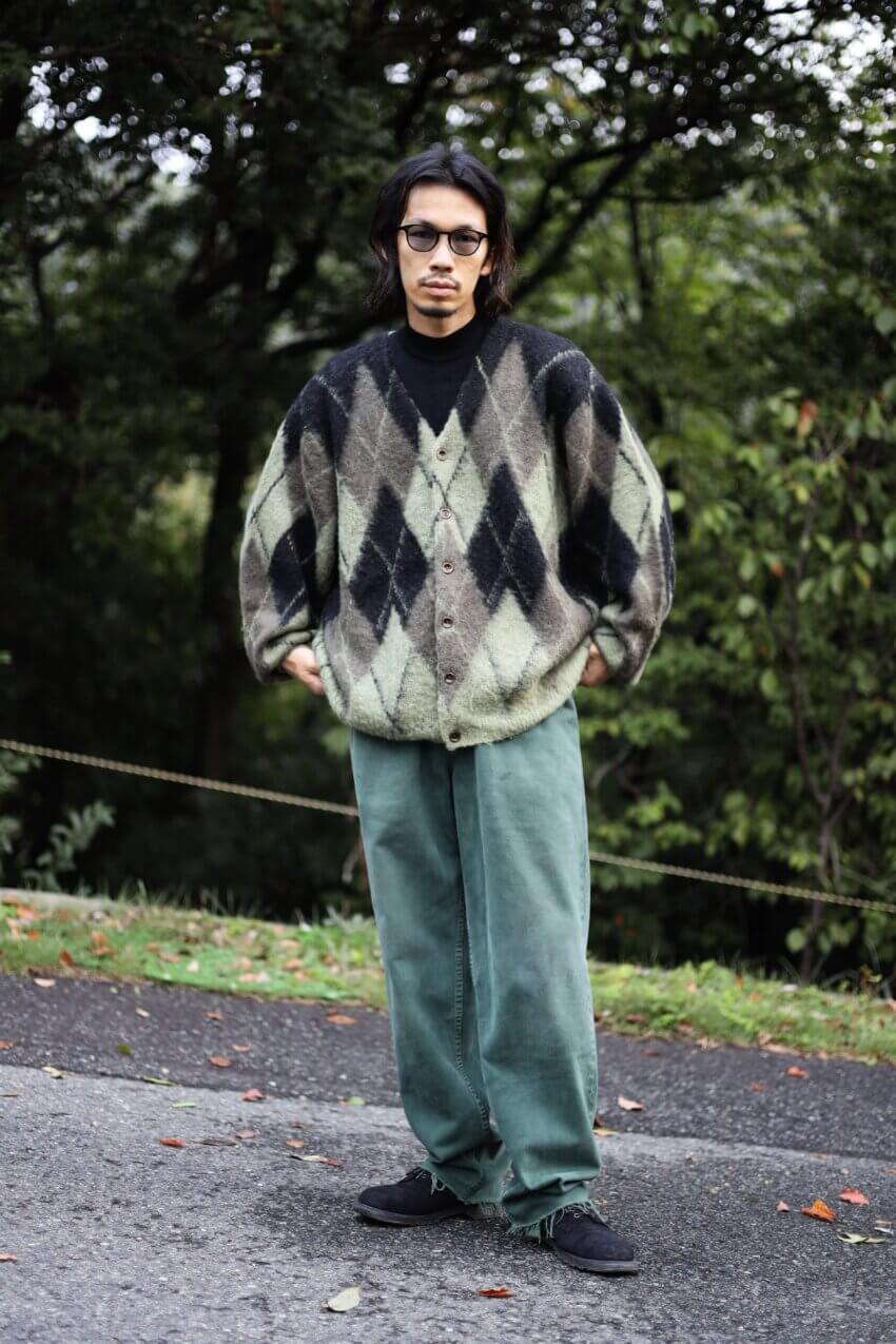ラッドミュージシャンのアーガイルカーディガン、ユニクロUのモックネックニット、オールドギャップのデニム、foot the coacherのスエードシューズ、オリバーピープルズのサングラスのメンズコーデ