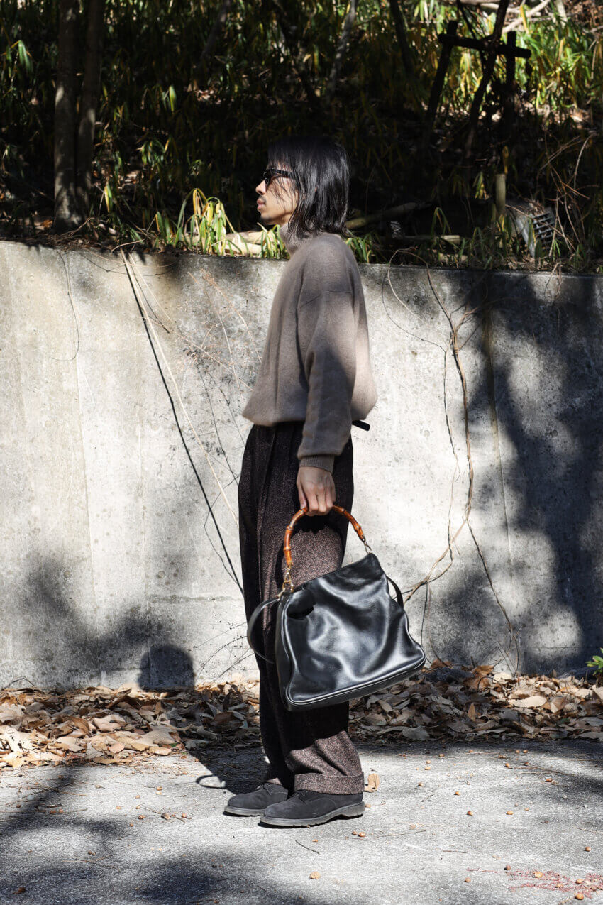 オーラリーのニット、foot the coacherのスエードシューズ、オールドグッチのバンブーバッグ、古着のウールスラックス、ユニクロのサングラスのメンズコーデ