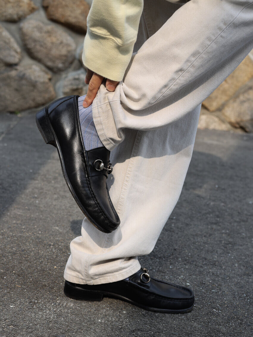 オールドグッチのビットローファー、ロトトの靴下のコーデ