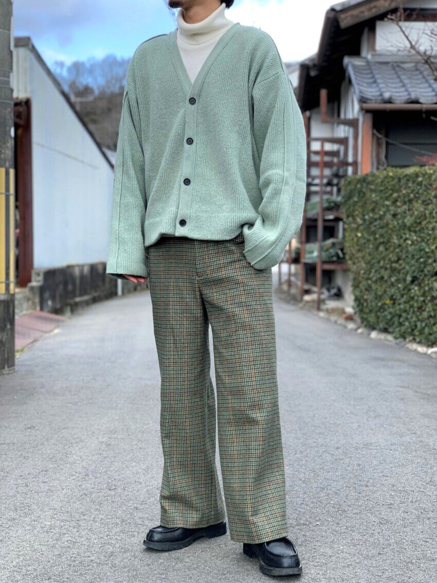 ヨークのカーディガン、ユニクロのタートルネックニット、ウルのチェックスラックス、クレマンのチロリアンシューズのメンズコーデ