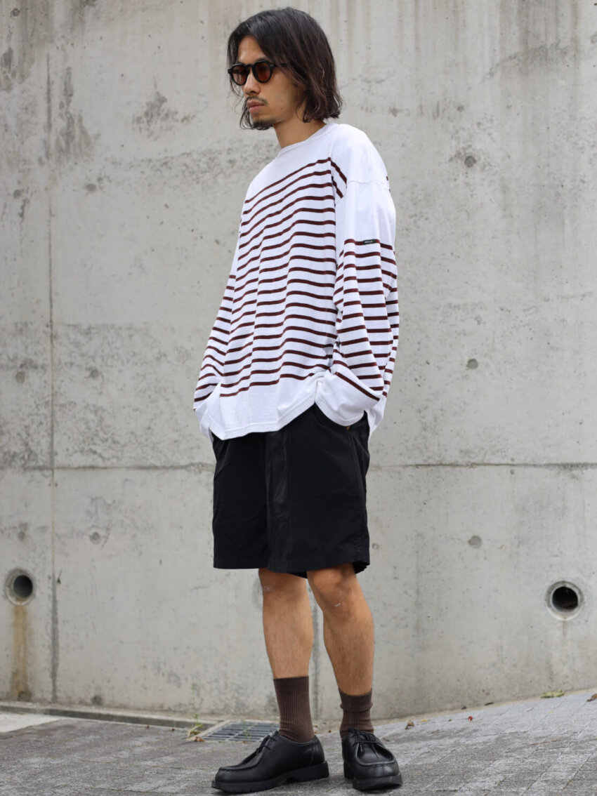 ウティのバスクシャツ、テアトラのショートパンツ、クレマンのチロリアンシューズ、ユニクロの靴下、ユニクロのサングラスのメンズコーデ