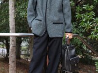 ユニクロのタートルネックニット、rierのウォーカージャケット、RICCARDO METHAのスラックス、グッチのビットローファー、コーチの巾着バッグのメンズコーデ