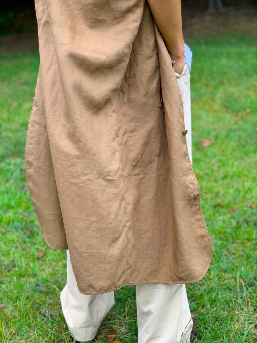 ヘドメイナーのロングベストコーデ