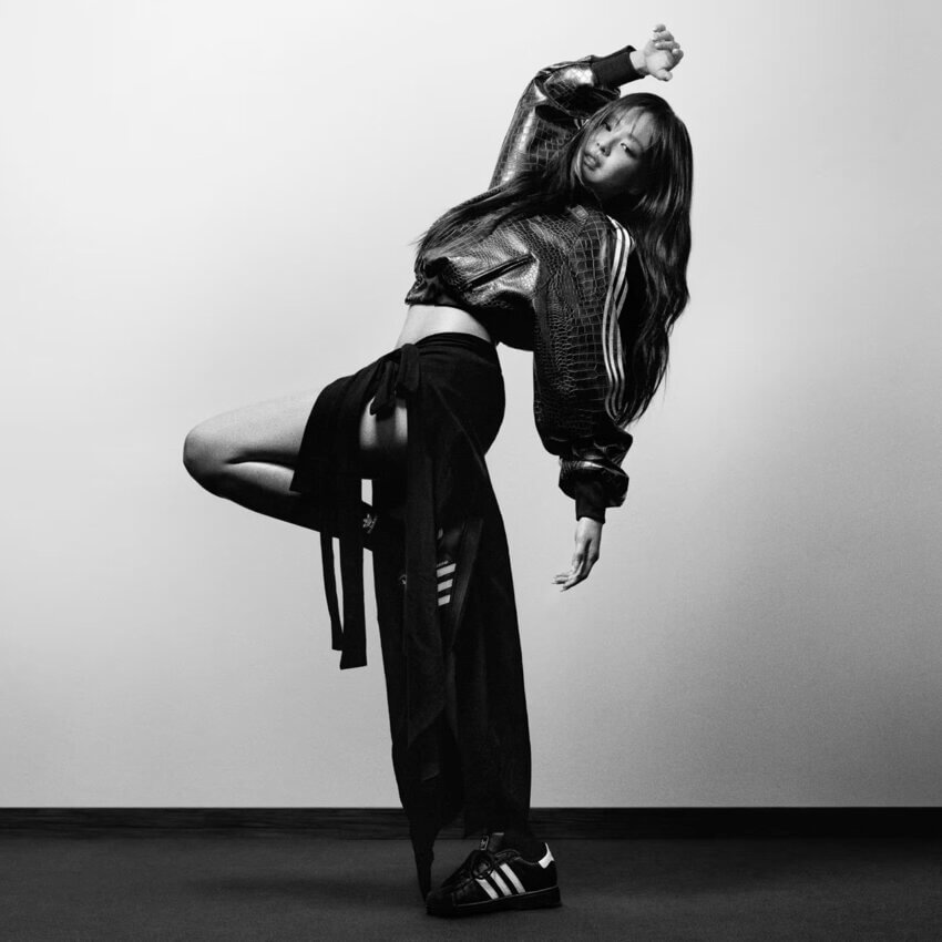 アディダスのスーパースターを着用するブラックピンクのジェニー