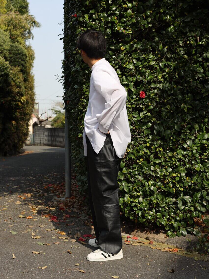 古着のシャツ、古着のレザーパンツ、アディダスのスーパースターのメンズコーデ
