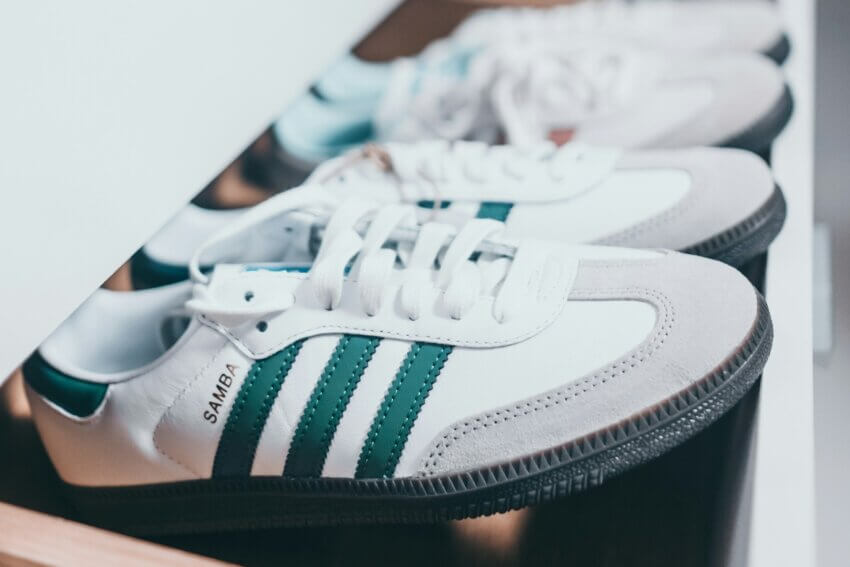 アディダスのサンバ
