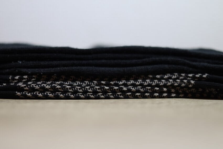 ユニクロのヒートテックハイソックスとヒートテックデオドラントソックスの厚み比較