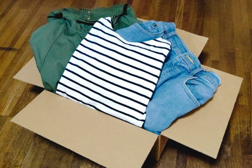 ダンボールに入った服