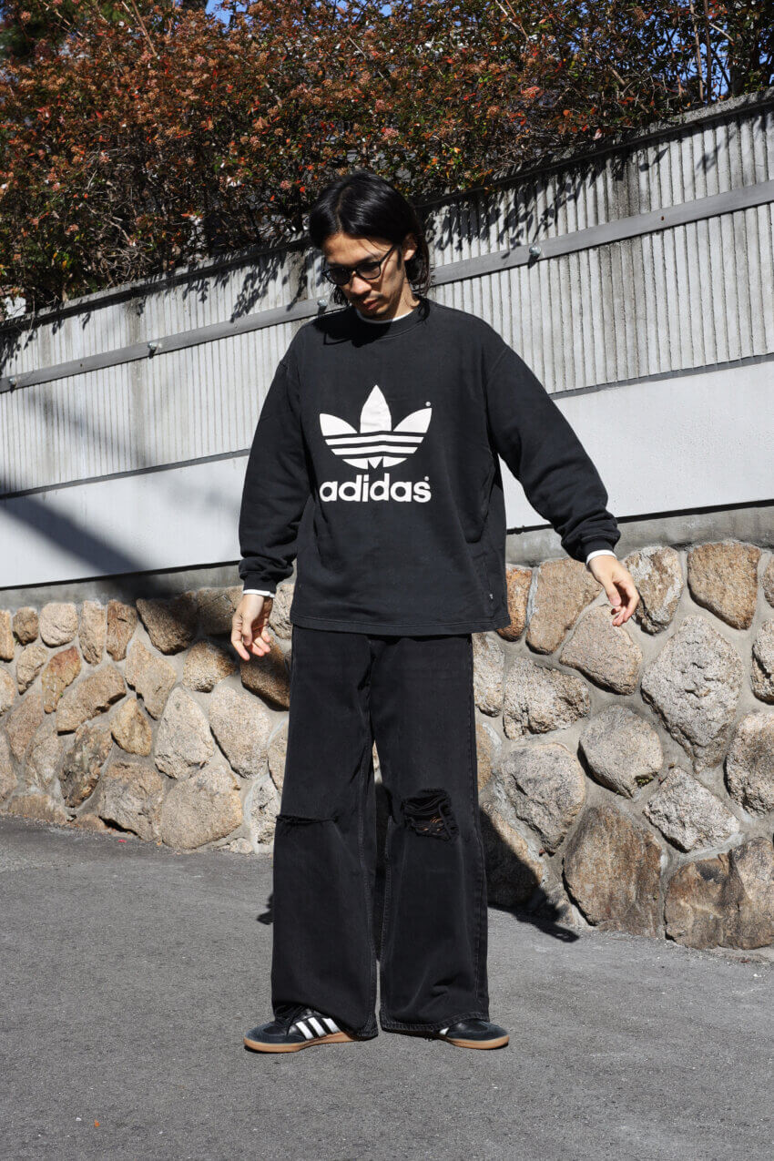 アディダスのサンバデコン、アディダスの古着のスウェット、ザラのワイドダメージデニム、オリバーピープルズのサングラスのメンズコーデ