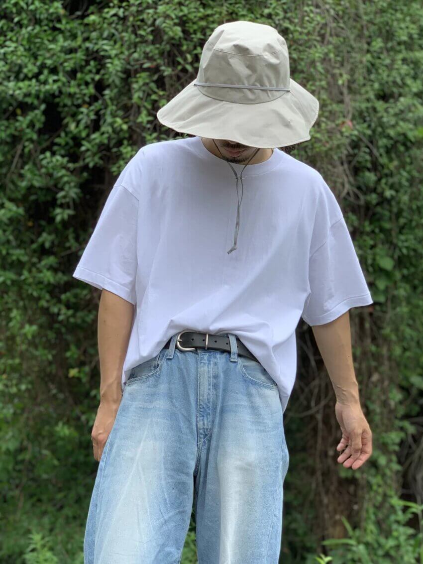 エイトンの白Tシャツのタックインコーデ