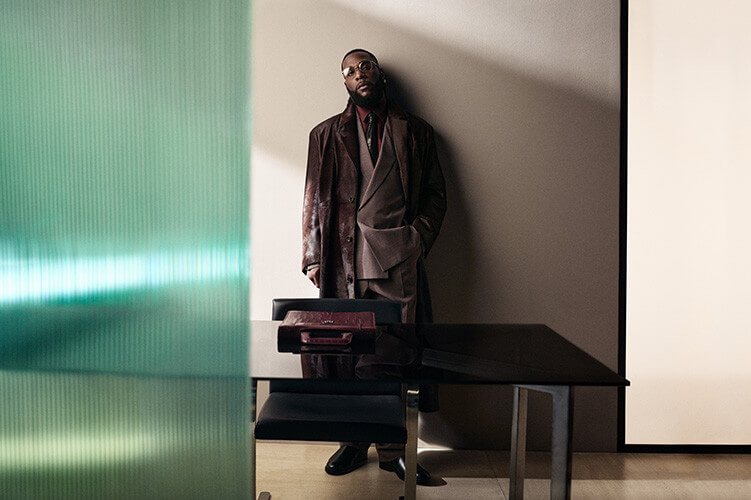 バーナ・ボーイのヒューゴボス着用