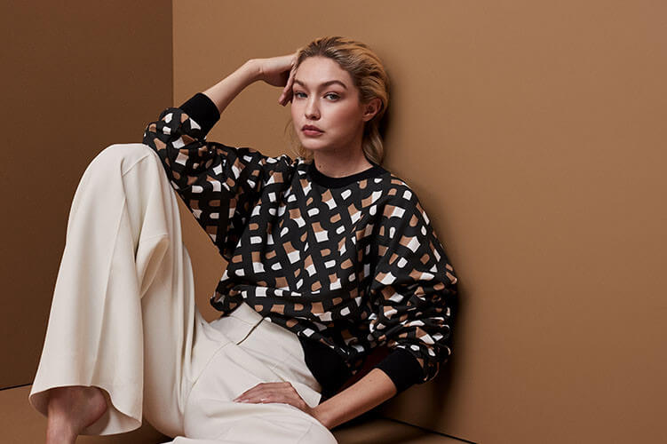 ジジ・ハディッドのヒューゴボス着用