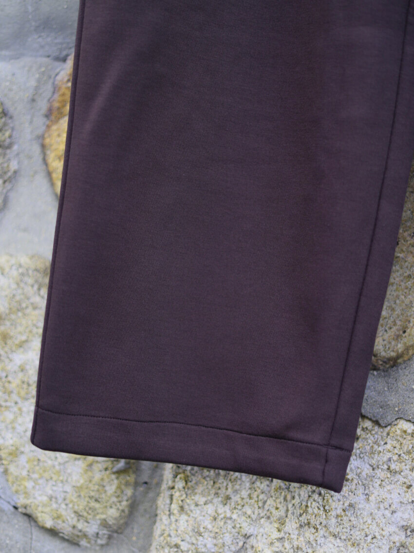 ユニクロCの2024AWのスウェットパンツ-ダークブラウン-