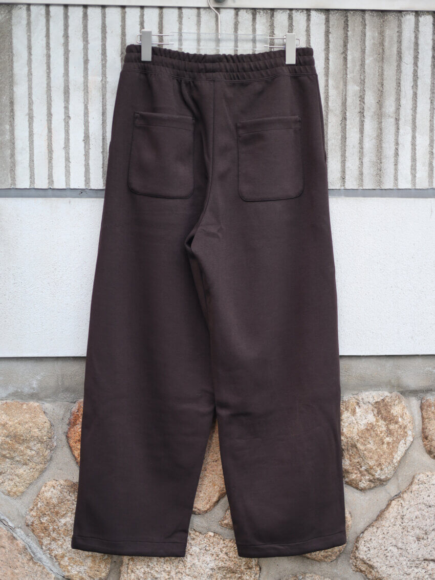 ユニクロCの2024AWのスウェットパンツ-ダークブラウン-