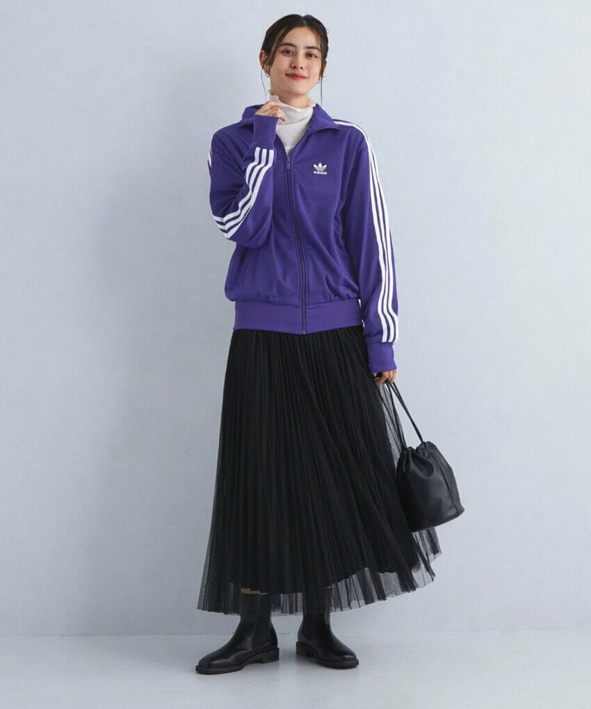 アディダスのトラックパンツ「ファイヤーバード」のレディースコーデ