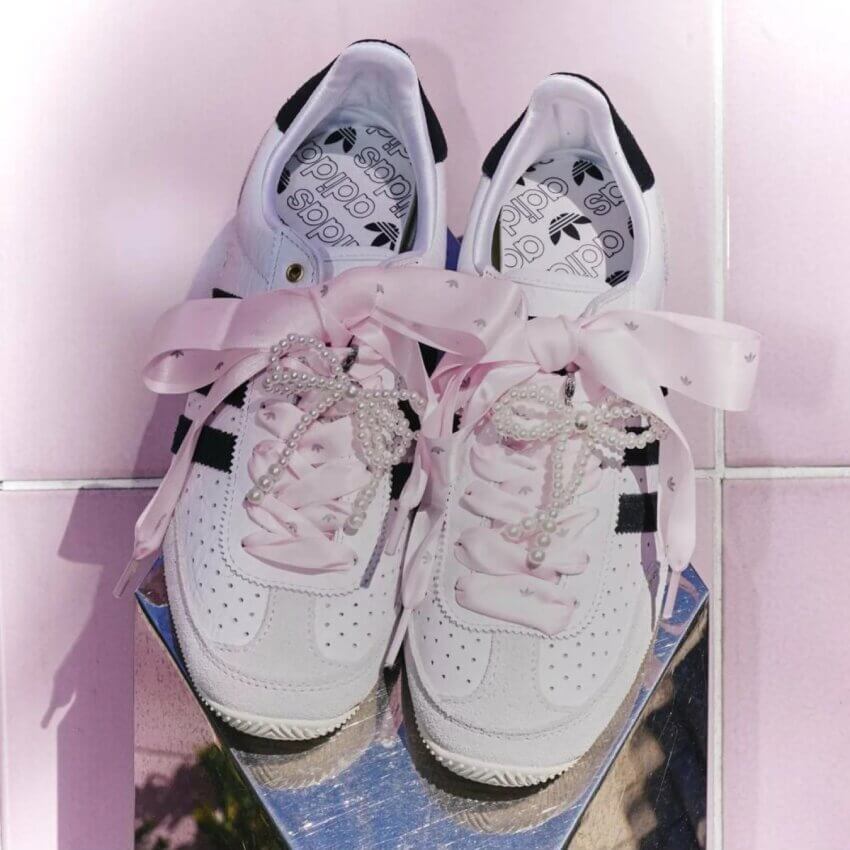 adidasのリボンシューレース「ORIBBON」の装着イメージ