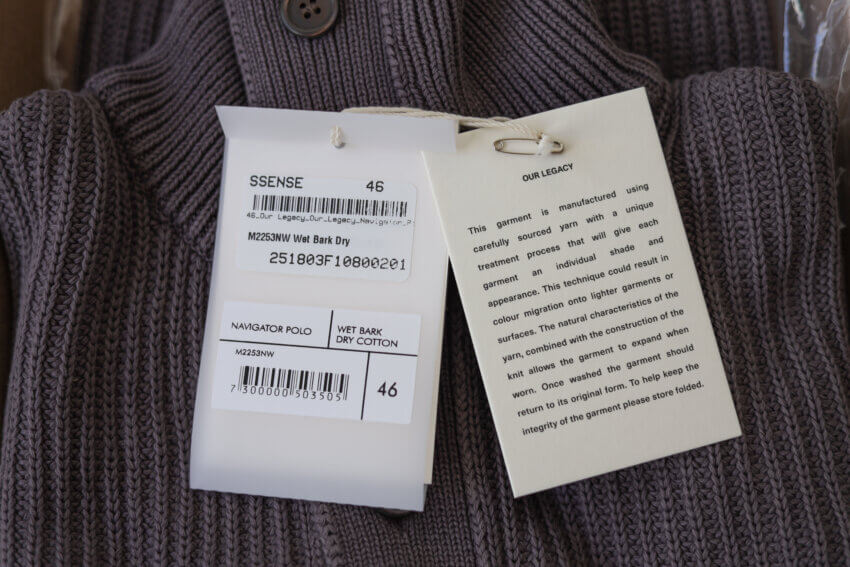 SSENSEで注文したアワーレガシーのニットの商品タグ