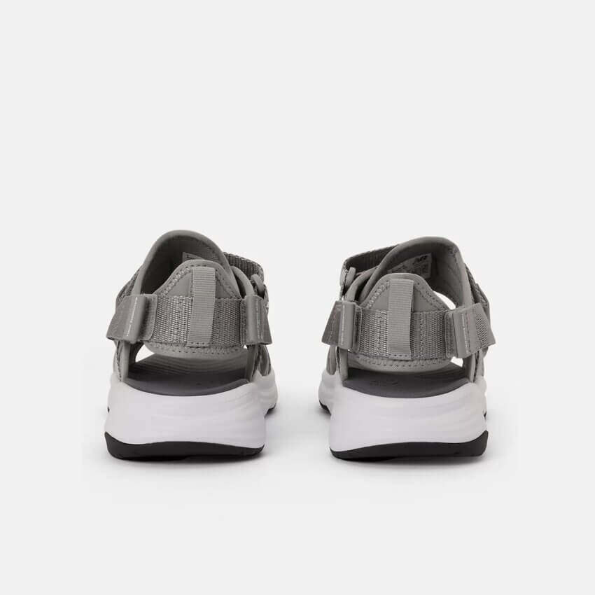 ニューバランスのスポーツサンダル