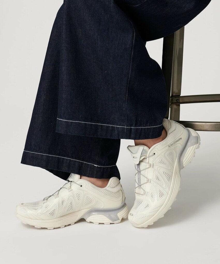 サロモンの白スニーカー
