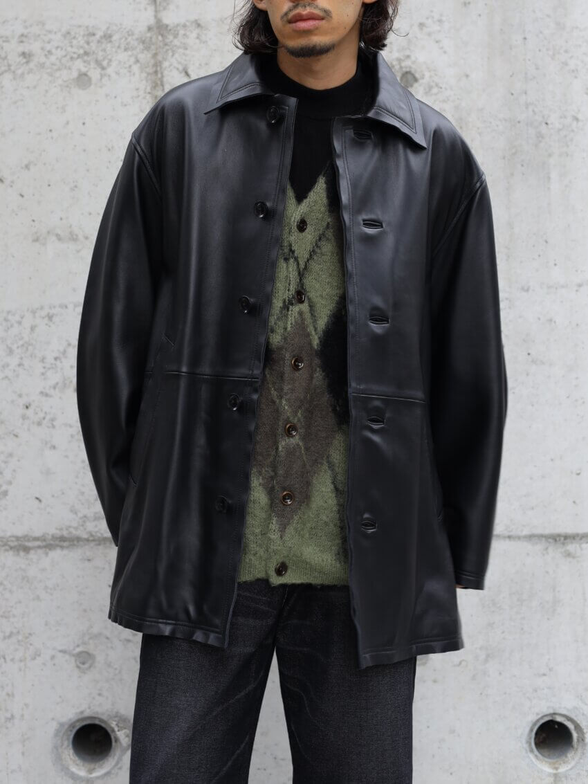 ヨークのカットオフレザーカーコート、ラッドミュージシャンのカーディガンのコーデ