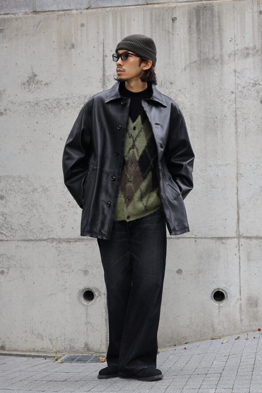 yokeのレザーカーコート、rad musicianのカーディガン、ユニクロCのモックネックニット、ラングラーのデニム、foot the coacherのスエードシューズ、ジルサンダーのニット帽のメンズコーデ