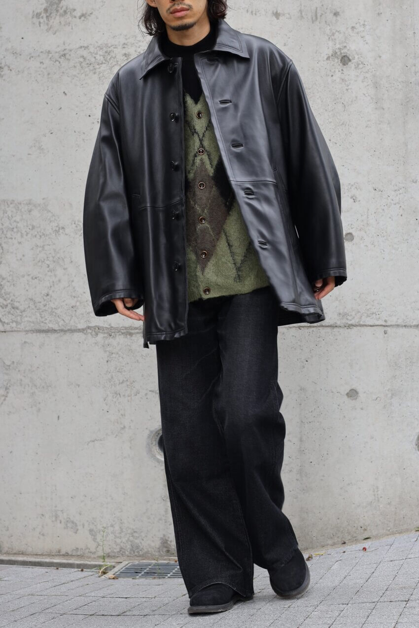 yokeのレザーカーコート、lad musicianのカーディガン、ユニクロCのモックネックニット、ラングラーのデニム、foot the coacherのスエードシューズのメンズコーデ
