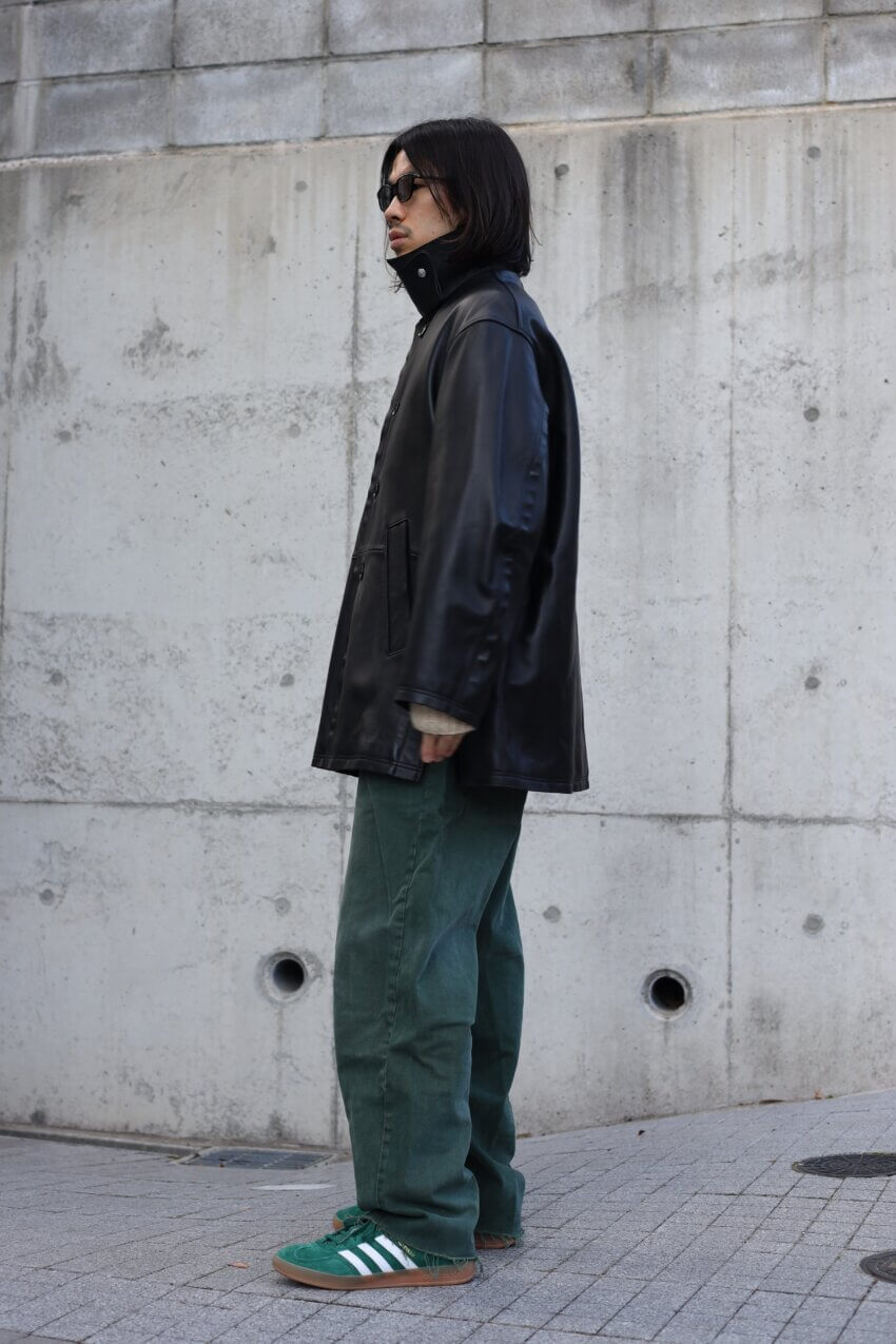 yokeのレザーカーコート、GAPの古着のデニム、アディダスのガゼルインドア、オリバーピープルズのサングラスのメンズコーデ
