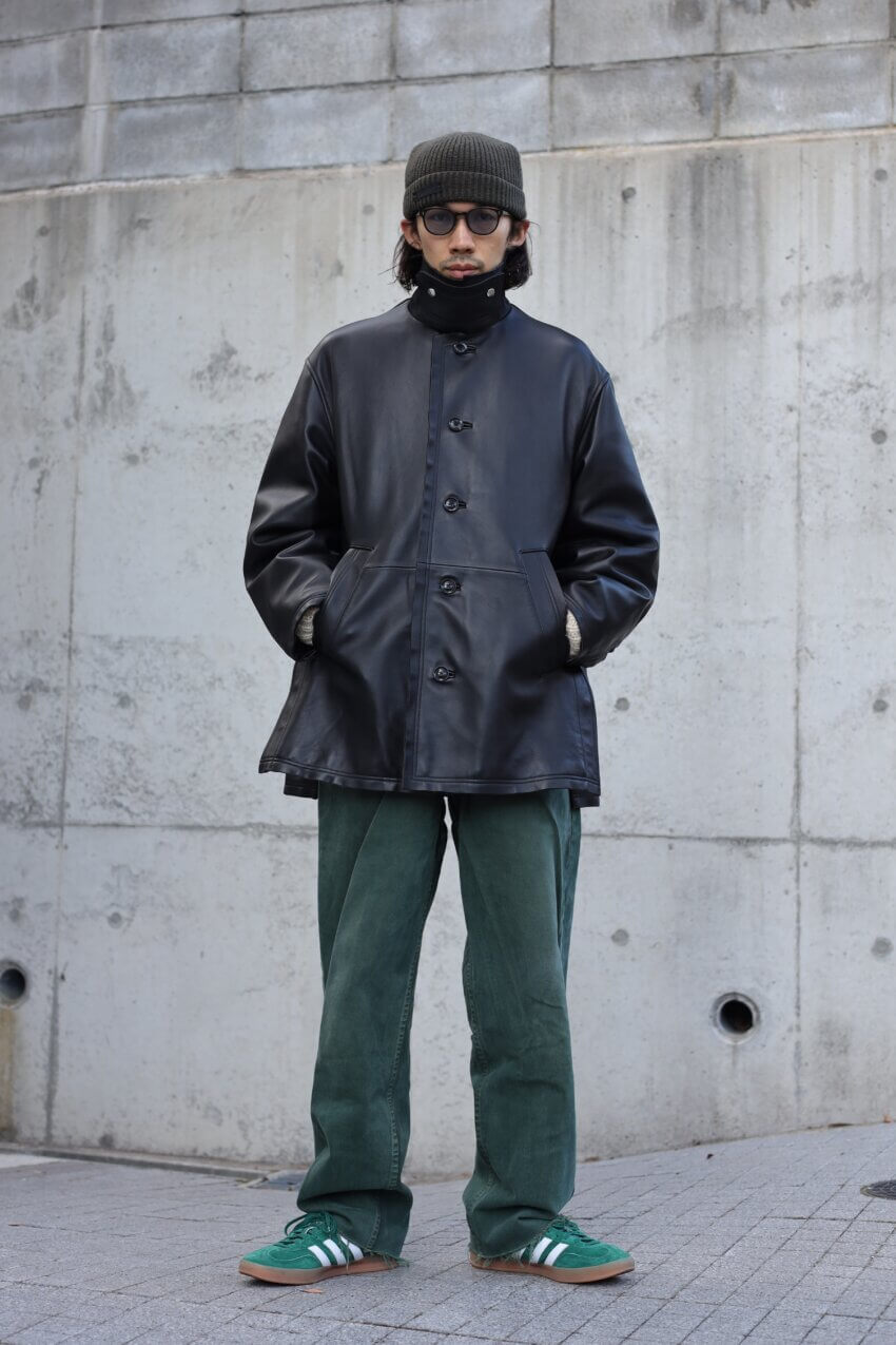 yokeのレザーカーコート、GAPの古着のデニム、アディダスのガゼルインドア、オリバーピープルズのサングラス、ジルサンダーのニット帽のメンズコーデ