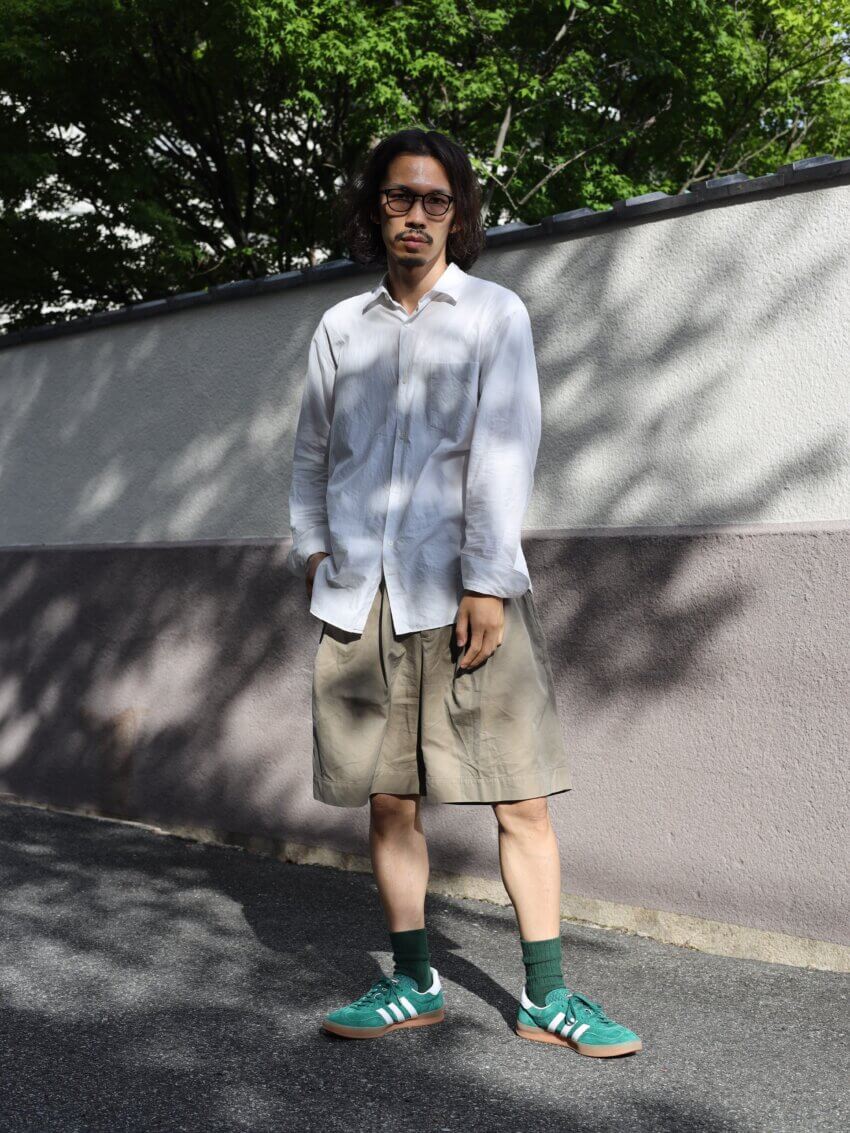 コモリのシャツ、シュタインのショートパンツ、アディダスのガゼルインドア、タビオの靴下のメンズコーデ