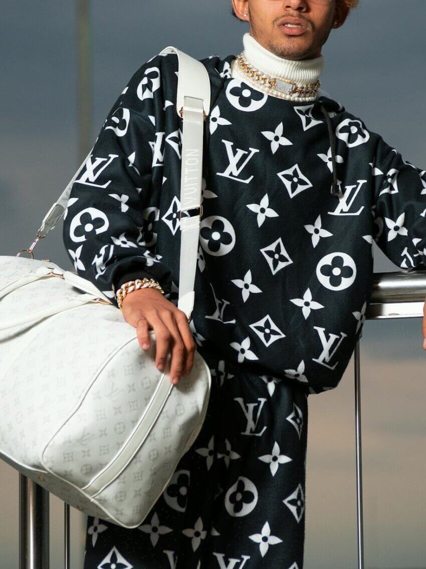 ルイヴィトンの服を着たコーディネート