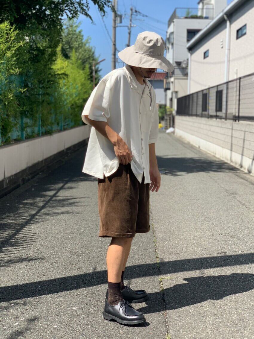 キジマタカユキのサファリハット、オープンカラーシャツ、エディーバウアーのショートパンツ、クレマンのチロリアンシューズのメンズコーデ