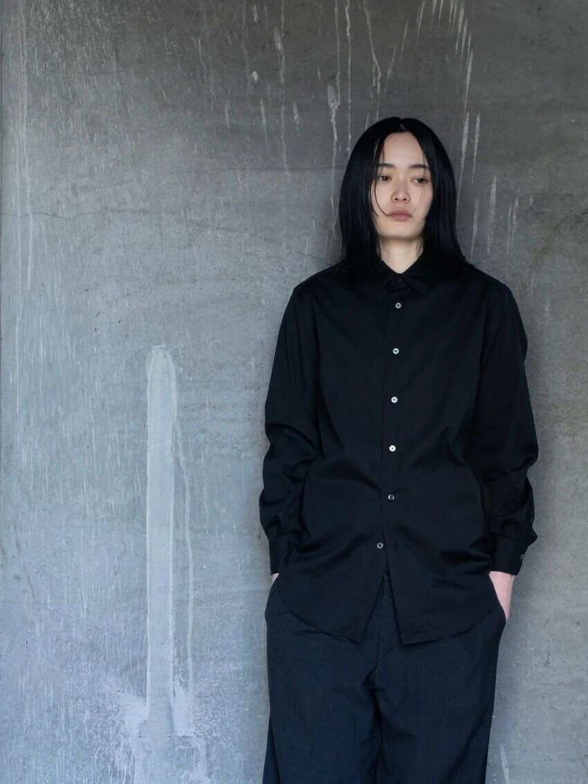 TOKIARI（時在服飾設計）のシャツ「HIKARU」の女性着用例
