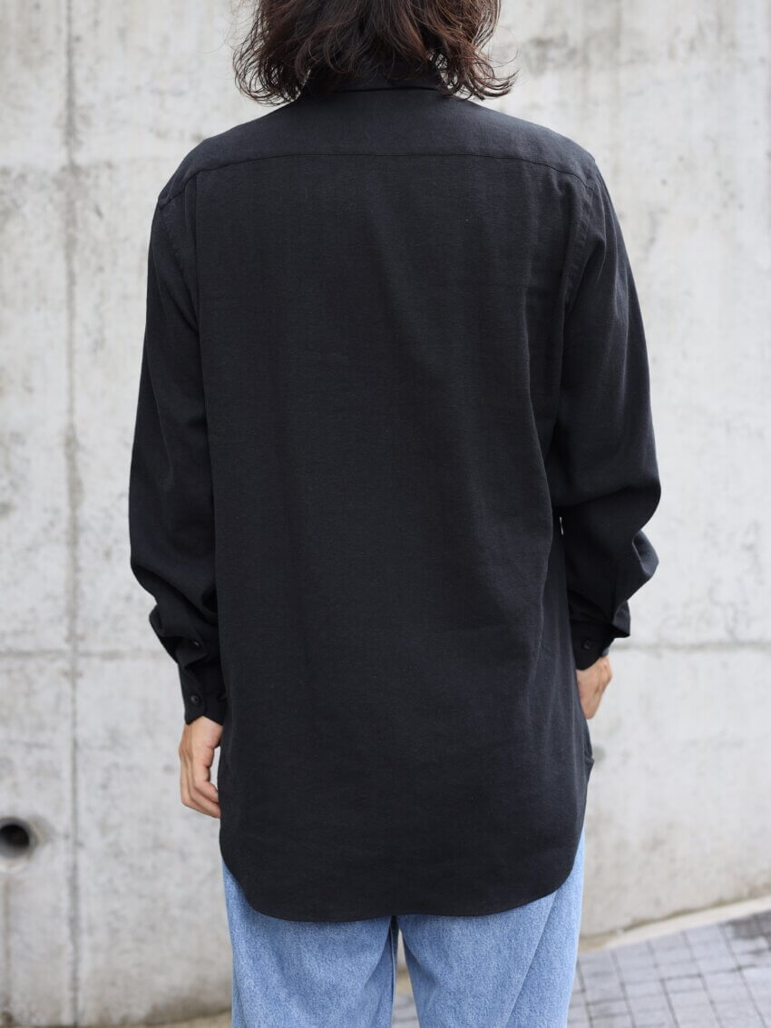 TOKIARI（時在服飾設計）のシャツ「HIKARU（ブラック）の後ろからのサイズ感・着用イメージ