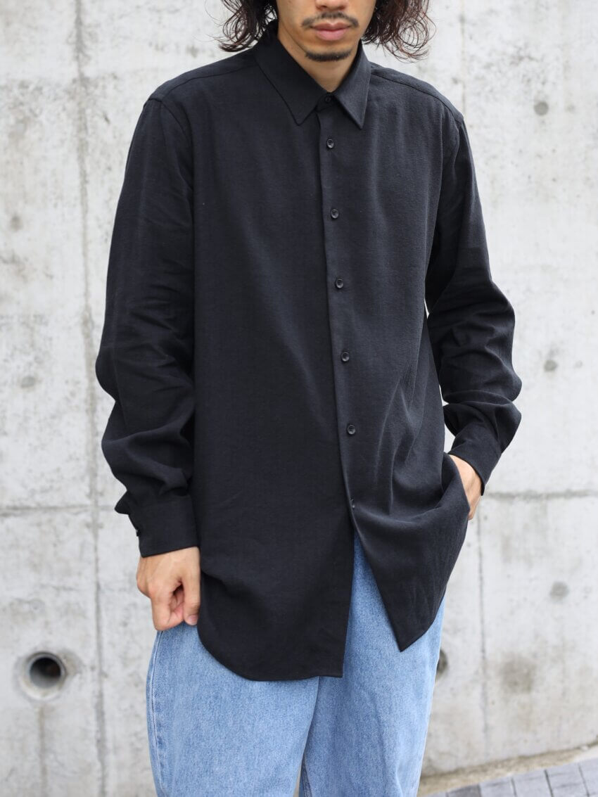 TOKIARI（時在服飾設計）のシャツ「HIKARU（ブラック）の前からのサイズ感・着用イメージ