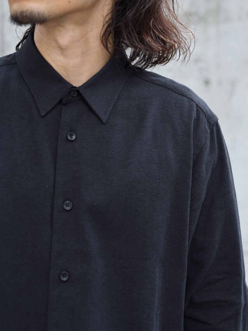 TOKIARI（時在服飾設計）のシャツ「HIKARU（ブラック）の着用イメージ