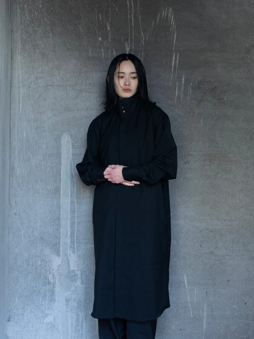 TOKIARI（時在服飾設計）のシャツ「PHANTOM」の女性着用例