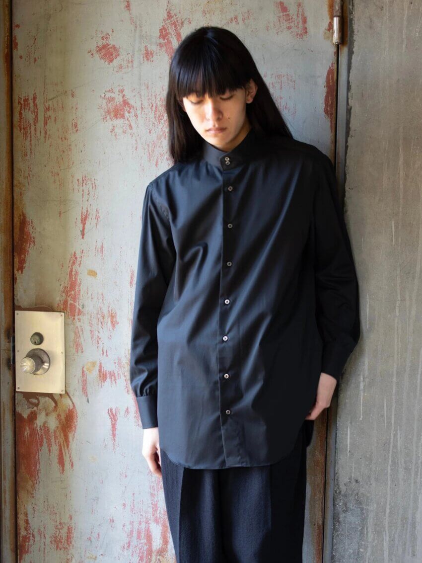 TOKIARI（時在服飾設計）のシャツ「TOBARI」の男性着用例