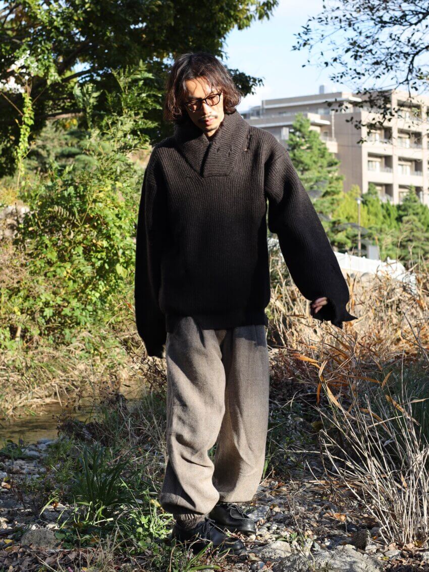 ヘドメイナーのニット、ヘドメイナーのウールパンツ、クレマンのチロリアンシューズ、オリバーピープルズのサングラスのメンズコーデ