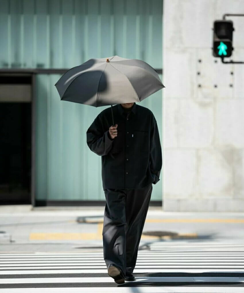 男性の日傘コーデ