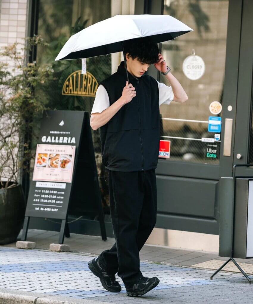 男性の日傘コーデ