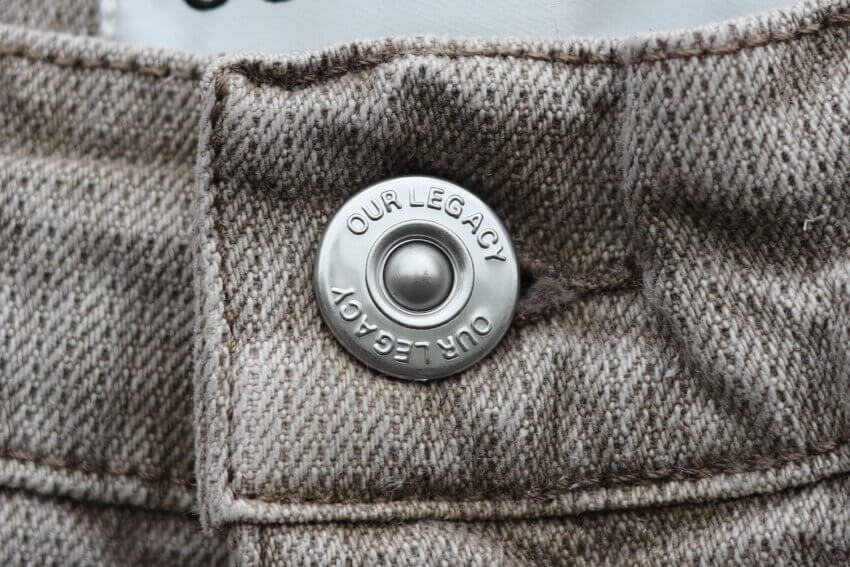 アワーレガシーのCAPRI CUTデニムのボタン